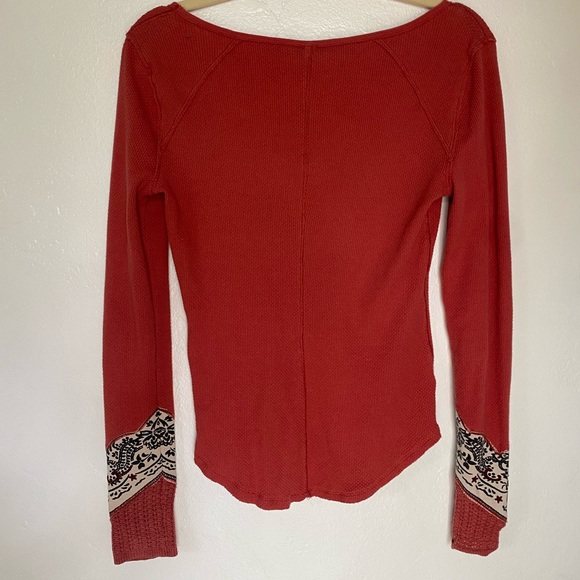We are free brand long sleeve, crochet sleeve details - Picture 5 of 5